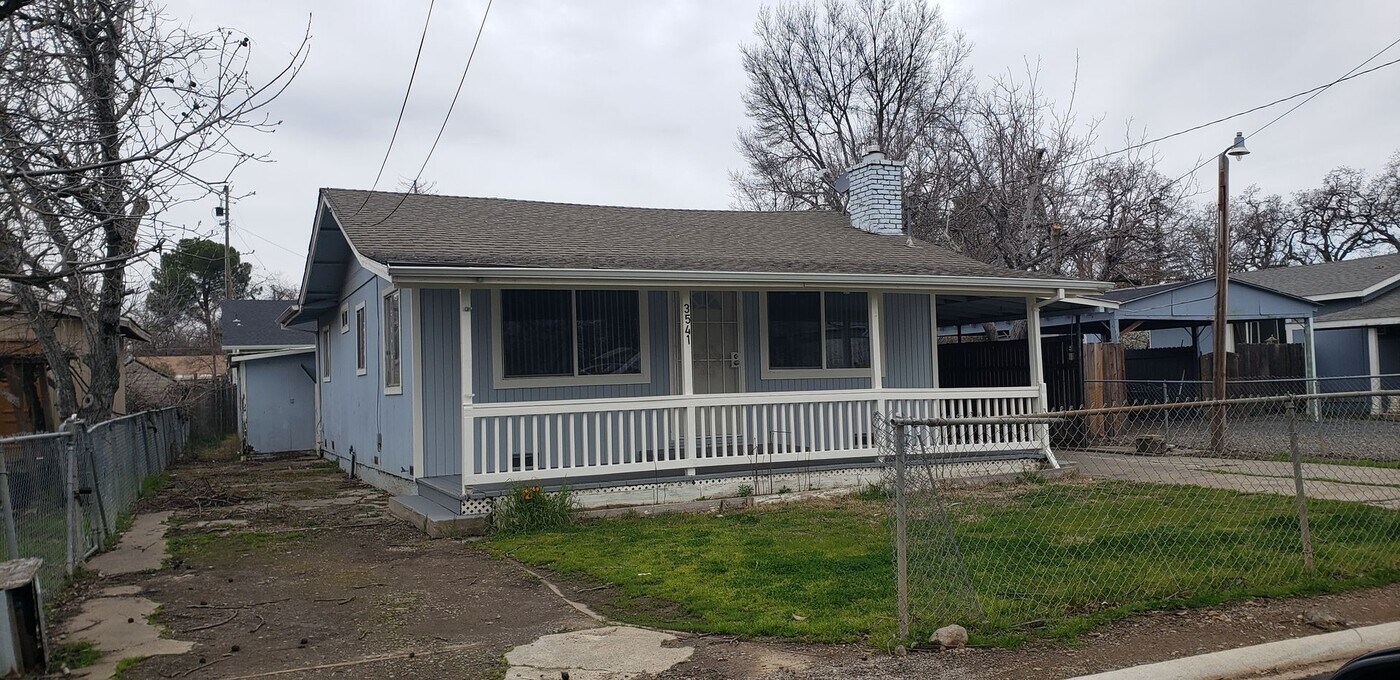 3541 Blue Gum St in Clearlake, CA - Building Photo
