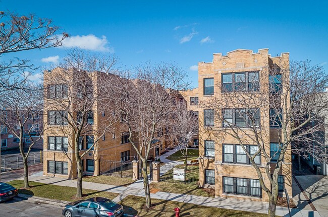 2620 N Rockwell St, Unit 2620-3
