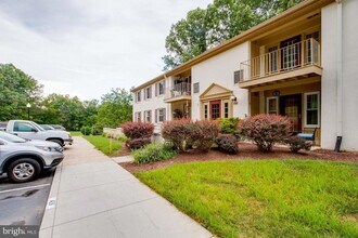 5900J Kingsford Rd, Unit 432 in Springfield, VA - Building Photo - Building Photo