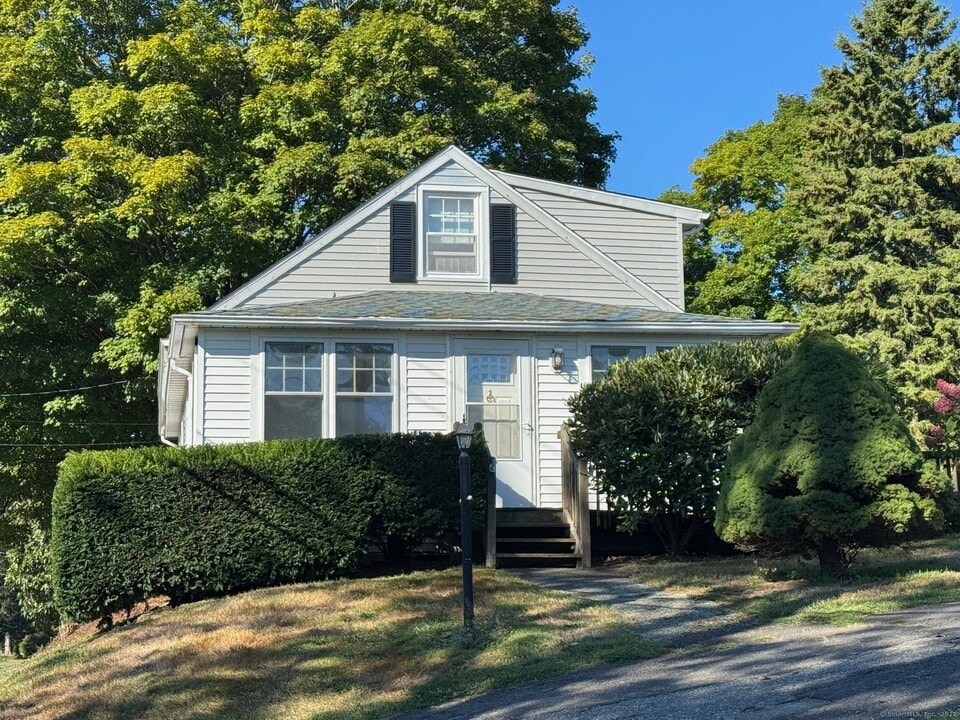 310 Maiden Ln in Durham, CT - Building Photo