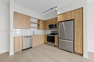 555 NE 8th St, Unit PH2406 in Fort Lauderdale, FL - Building Photo - Building Photo