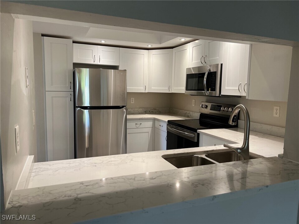 1733 Courtyard Way in Naples, FL - Building Photo