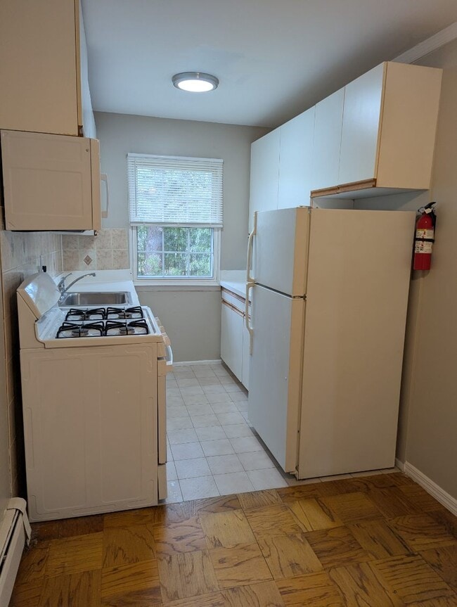 1C Hemlock Dr, Unit 148 in Bay Shore, NY - Foto de edificio - Building Photo