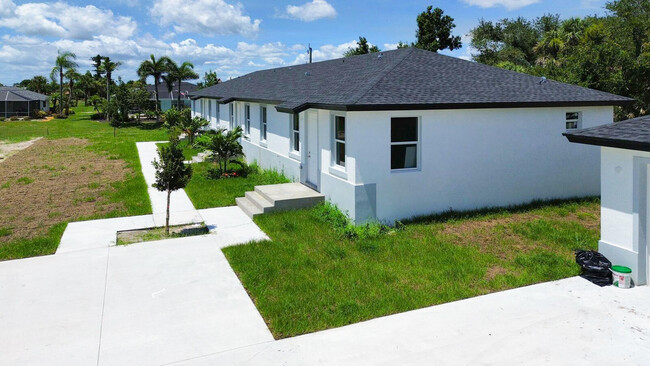 260 Rotonda Blvd W in Rotonda West, FL - Building Photo - Building Photo