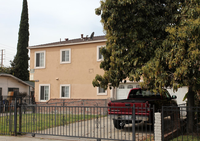 6143 Woodlawn Ave in Maywood, CA - Foto de edificio - Building Photo