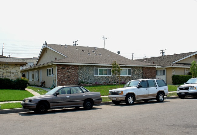 1021 N Shattuck Pl in Orange, CA - Building Photo - Building Photo