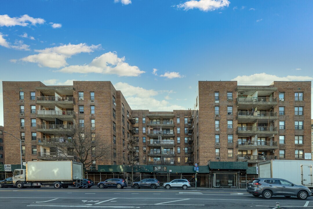 13870 Elder Ave in Flushing, NY - Building Photo