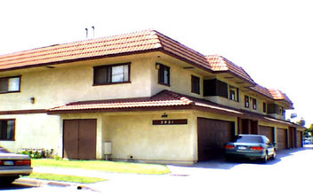 5915-5921 Otis Ave in Huntington Park, CA - Foto de edificio - Building Photo