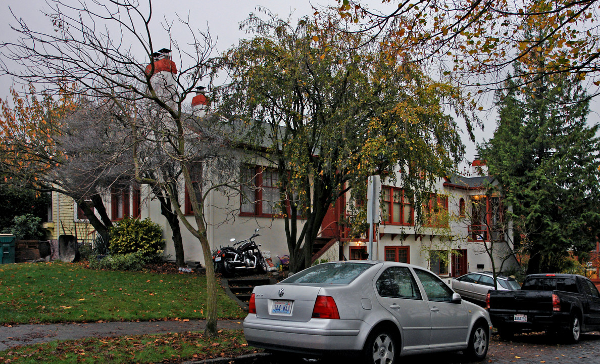 215-221 E Louisa St in Seattle, WA - Building Photo