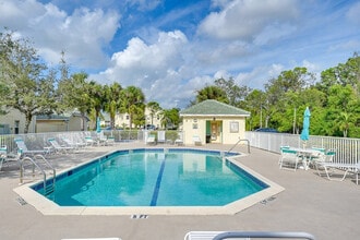 4940 Cougar Ct S in Naples, FL - Foto de edificio - Building Photo