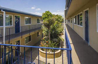 Tropicana Student Housing in Goleta, CA - Foto de edificio - Building Photo