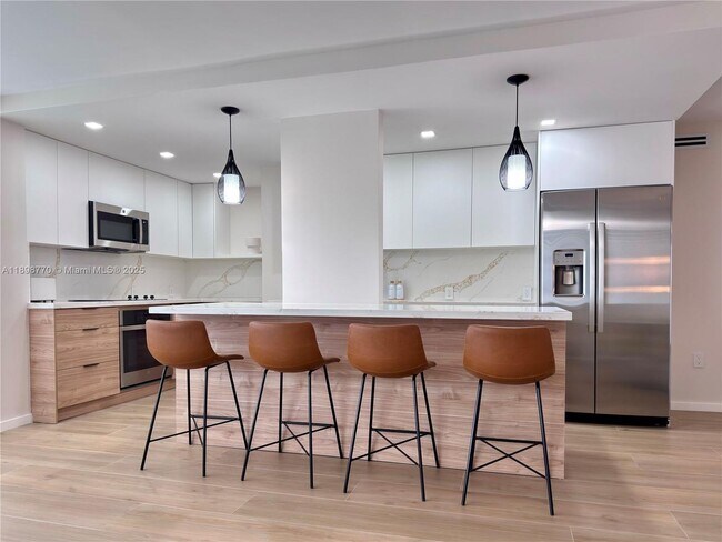 10230 Collins Ave in Bal Harbour, FL - Building Photo - Building Photo