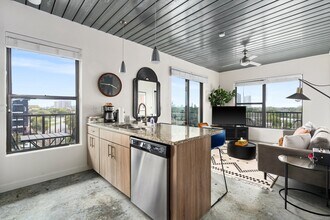 1966 Travis St in Houston, TX - Building Photo - Building Photo