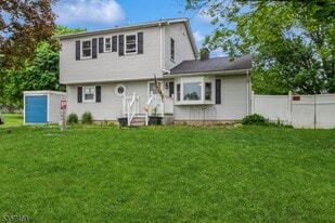 8 Millbrook Rd in Washington, NJ - Building Photo