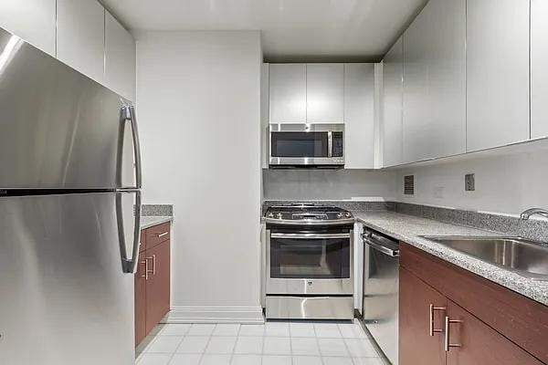 10 E 29th St