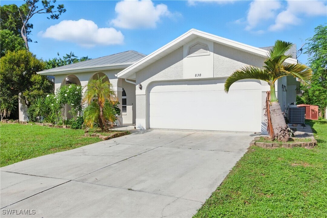 830 Columbia St in Port Charlotte, FL - Building Photo