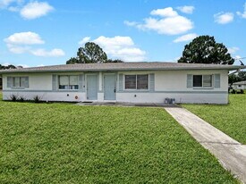 123 Gordon Ave S in Lehigh Acres, FL - Building Photo