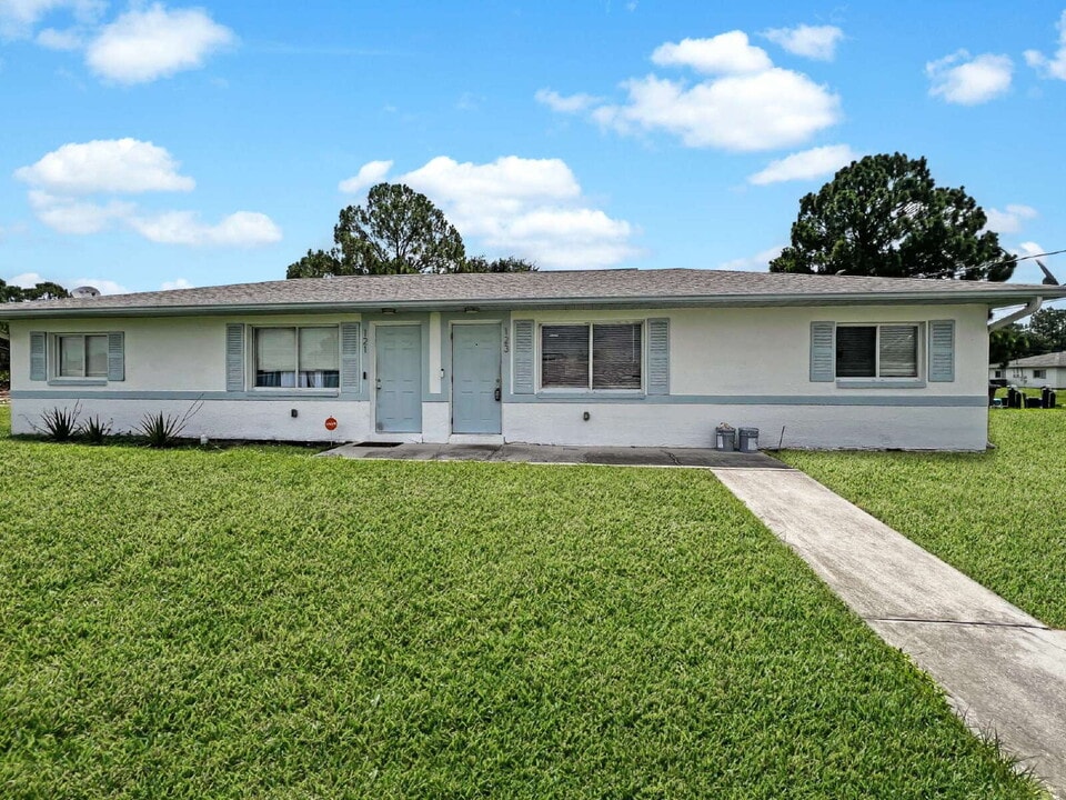 123 Gordon Ave S in Lehigh Acres, FL - Building Photo