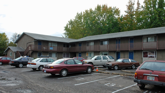 Pacific Crest Apartments in Springfield, OR - Building Photo - Building Photo