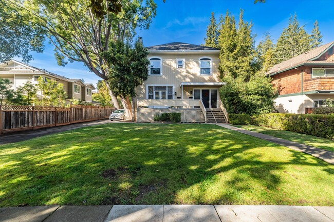 827 University Ave in Palo Alto, CA - Foto de edificio - Building Photo