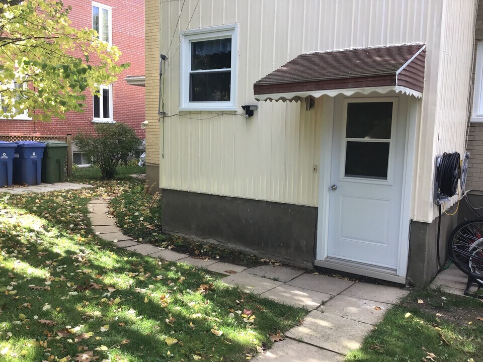 883 Paradis Rue in Québec, QC - Building Photo