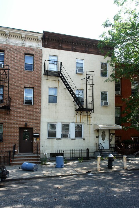 223 16th St in Brooklyn, NY - Building Photo