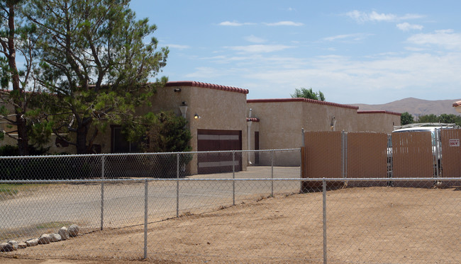 12715 Navajo Pl in Apple Valley, CA - Foto de edificio - Building Photo