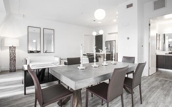 1122 Gayley Ave in Los Angeles, CA - Foto de edificio - Building Photo