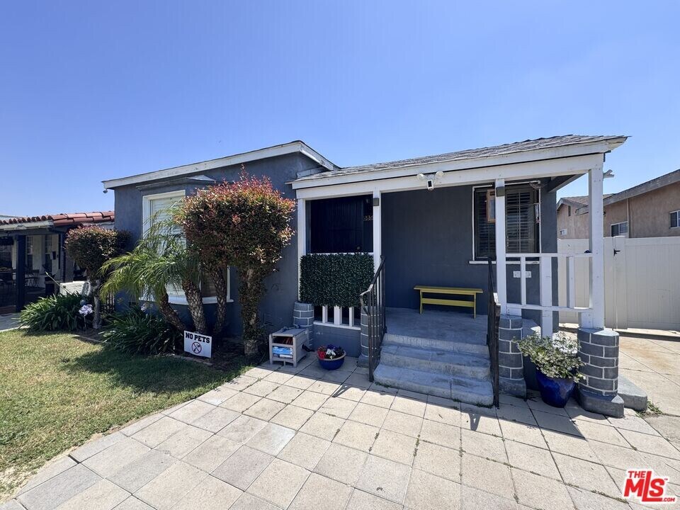 8850 S Wilton Pl in Los Angeles, CA - Building Photo