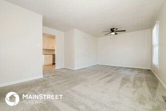 2128 E Arrowhead Cir in Olathe, KS - Foto de edificio - Building Photo