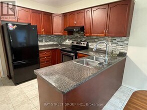 5751 Prairie Cir in Mississauga, ON - Building Photo - Building Photo
