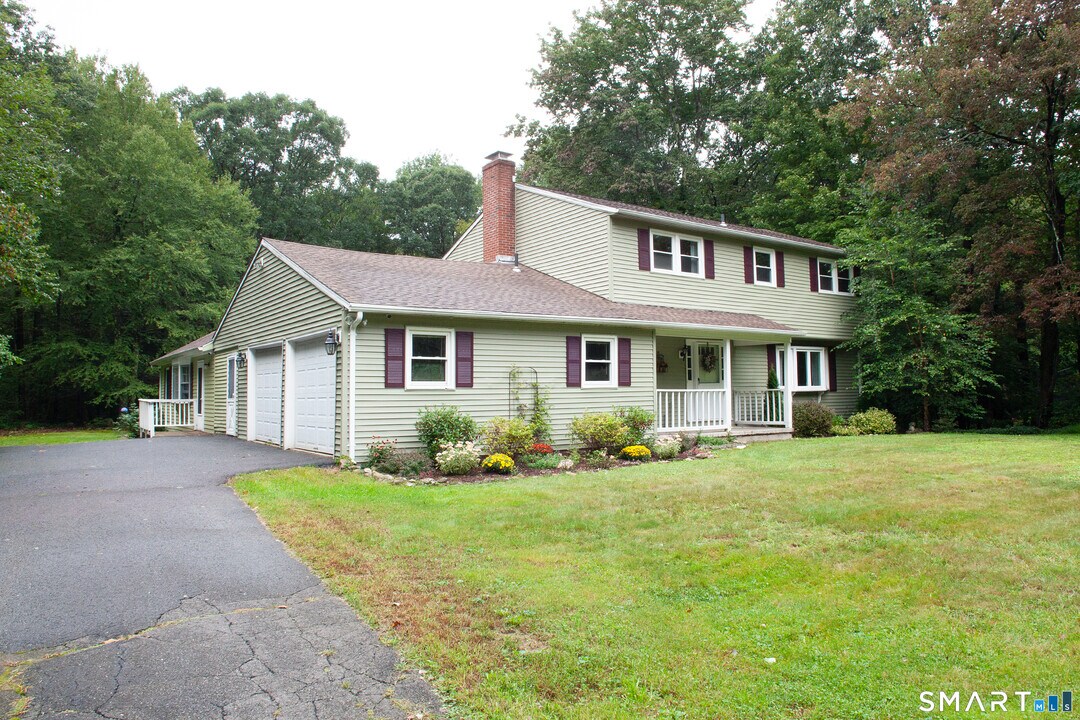 11 Chiswick Ln in Barkhamsted, CT - Building Photo
