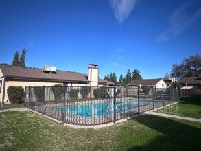 3737 W Hillsdale Ave in Visalia, CA - Foto de edificio - Building Photo