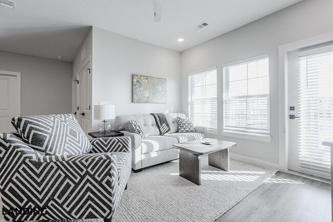 5001 Willowgate Loop, Unit 08-8408 in Tice, FL - Foto de edificio - Building Photo