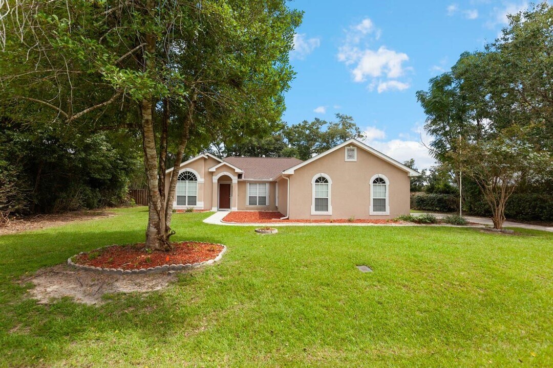 121 Duncan Dr in Crawfordville, FL - Building Photo