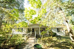 284 Sierra Rd in Jesup, GA - Building Photo