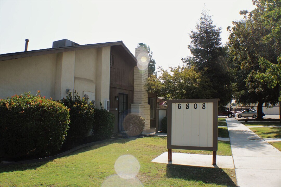 6808 N Half Moon Dr in Bakersfield, CA - Building Photo