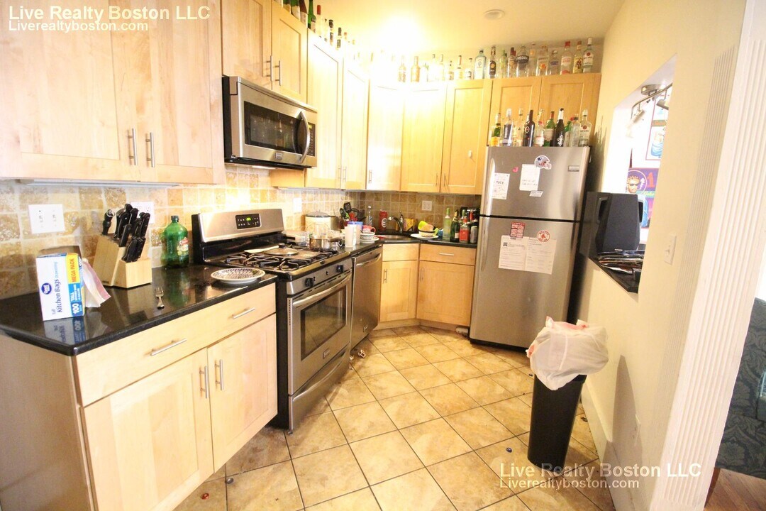 18 St Lukes Rd in Boston, MA - Foto de edificio