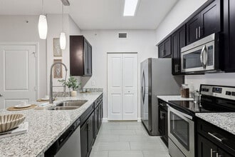 Mila Apartments in North Miami Beach, FL - Foto de edificio - Building Photo