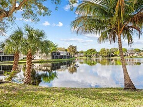 1 Jacaranda Country Club Dr, Unit 202 in Plantation, FL - Building Photo - Building Photo