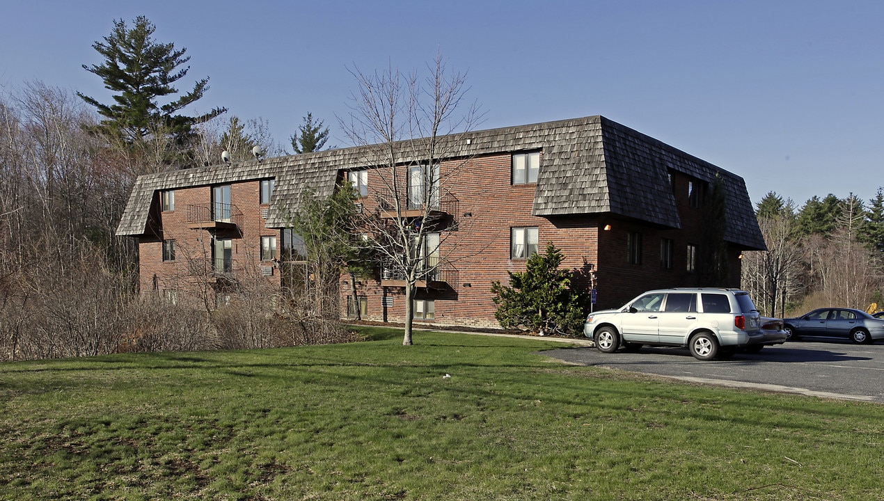 Lakewood Terrace Apartments in Webster, MA - Foto de edificio