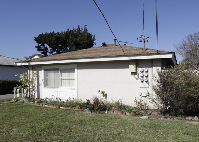2019 Tustin Ave in Costa Mesa, CA - Foto de edificio - Building Photo