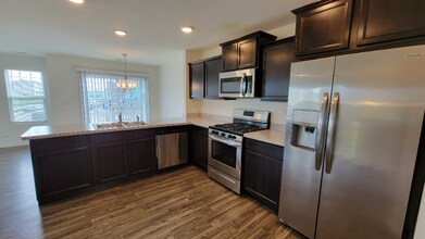 200 Goldenrod Dr in Elgin, IL - Building Photo - Building Photo