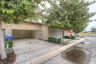 528 Refugio St in San Antonio, TX - Building Photo - Building Photo