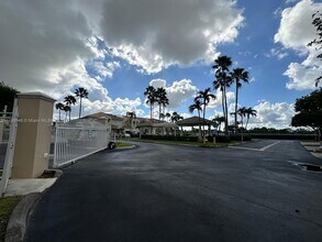 10101 NW 32nd Terrace in Doral, FL - Building Photo - Building Photo