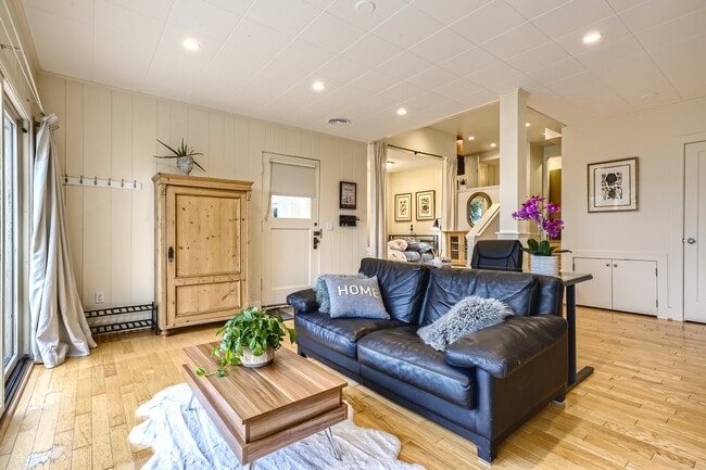 4400 55th Ave NE, Unit Lower level in Seattle, WA - Building Photo - Building Photo