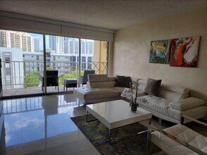200 178th Dr in Sunny Isles Beach, FL - Building Photo - Building Photo