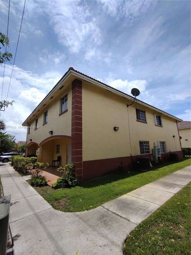 6756 NW 182nd St in Hialeah, FL - Building Photo - Building Photo