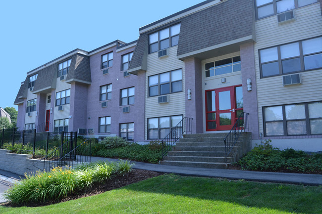 Oxford Apartments in Stoughton, MA - Foto de edificio - Building Photo