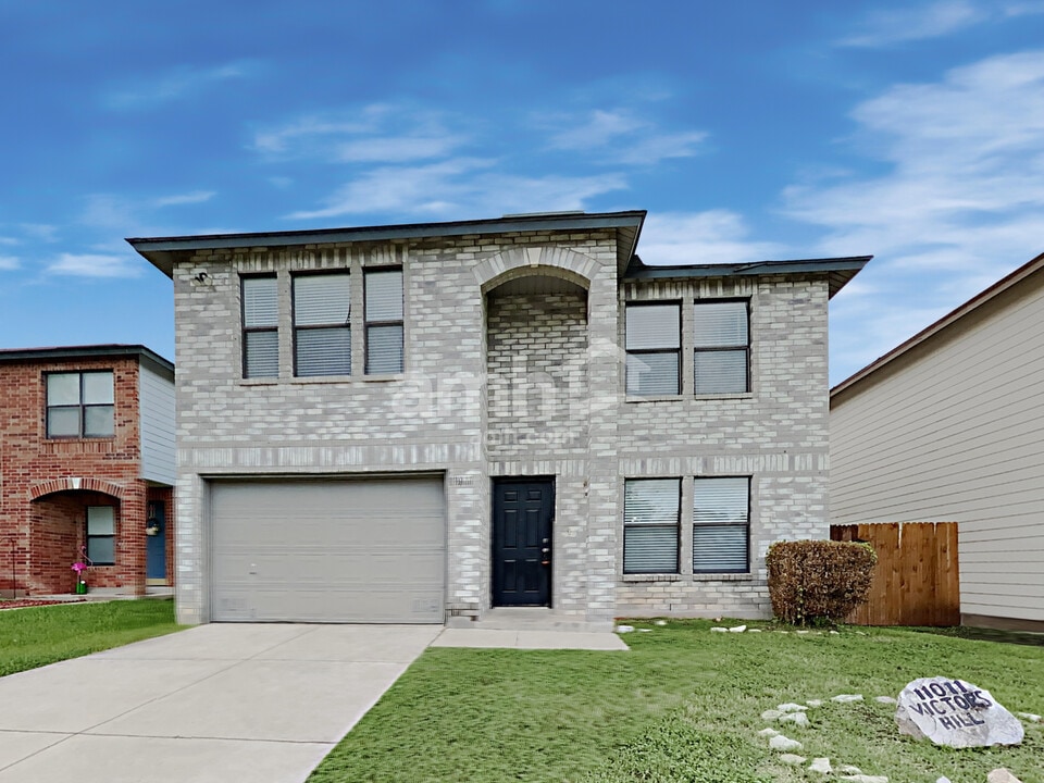 11011 Victors Hl in San Antonio, TX - Building Photo